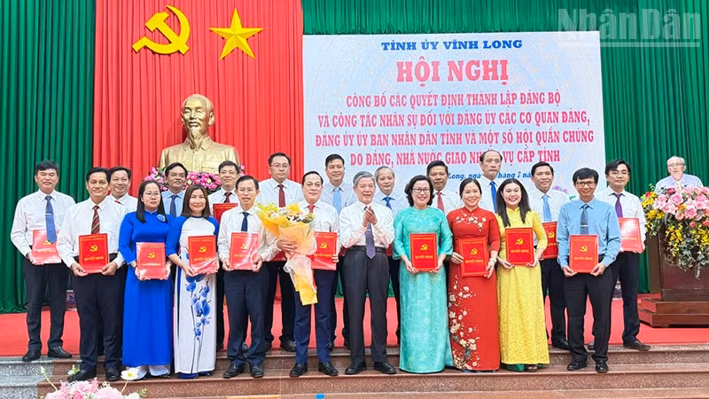 Bí thư Tỉnh ủy Vĩnh Long Ngô Chí Cường trao quyết định và tặng hoa chúc mừng Đảng ủy các cơ quan đảng Vĩnh Long. 