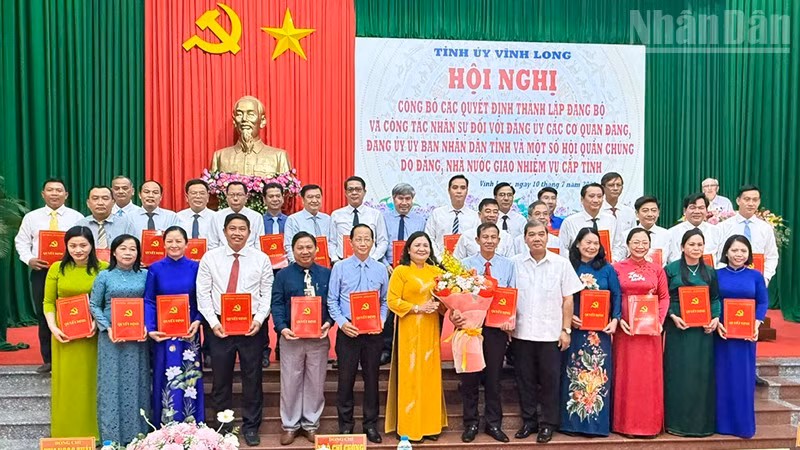 ndo_tr_anh-2-dang-uy-uy-ban-nhan-dan.jpg