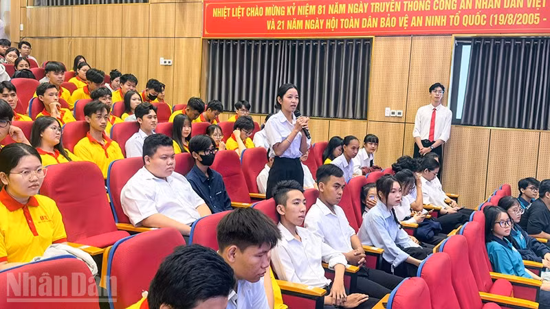 Sinh viên Lê Ngọc Hân, Trường đại học Cửu Long phát biểu ý kiến tại buổi đối thoại. (Ảnh: BÁ DŨNG)