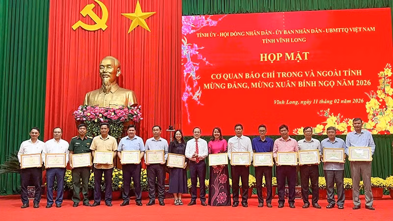 Khen thưởng cho các tập thể và cá nhân xuất sắc tiêu biểu. 