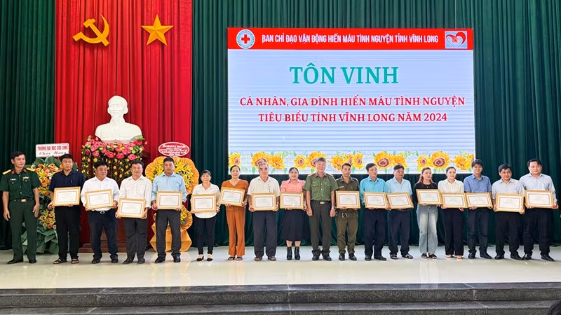 anh-4-ton-vinh-nhung-nguoi-hien-mau-tinh-nguyen.jpg