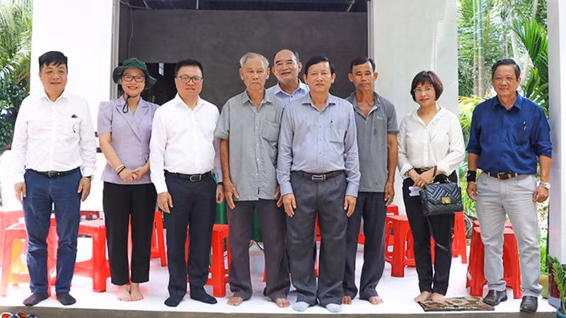 anh-3-tbt-chup-hinh-luu-niem.jpg