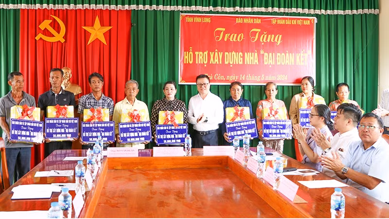 anh-2-tong-bien-tap-bao-nhan-dan-trao-tang-nha-dai-doan-ket-tai-vinh-long-ngay-14-5-2024.jpg