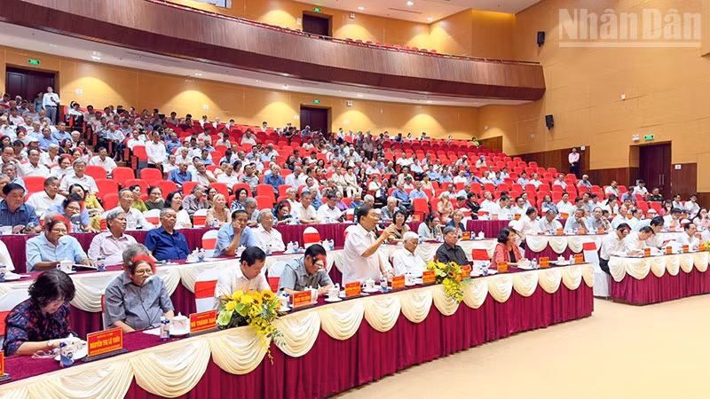 Đại biểu tham dự buổi họp mặt. 