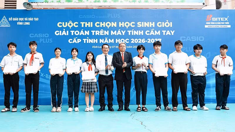 Trao giấy Chứng nhận cho các thí sinh tham gia kỳ thi. (Ảnh: CTV)