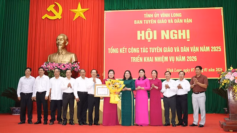 Ban Tuyên giáo và Dân vận Trung ương tặng Bằng khen cho tỉnh Vĩnh Long. 