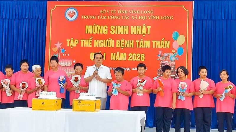 Tổ chức sinh nhật tập thể cho người bị bệnh tâm thần ở Trung tâm công tác xã hội Vĩnh Long. 