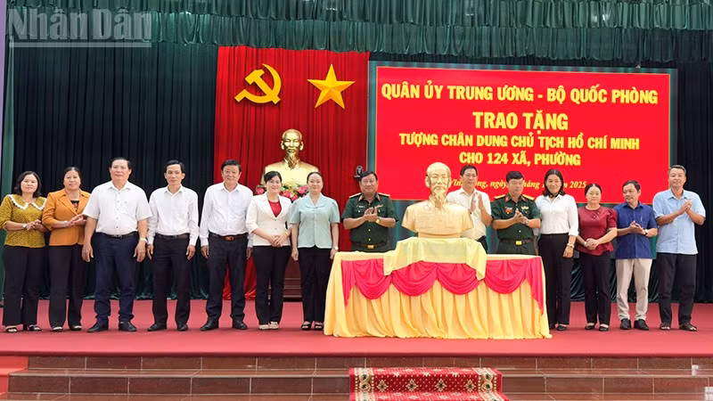 ndo_tl_anh-3-trao-tuong-chan-dung-bac.jpg