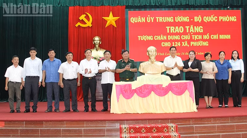 Đại diện Đảng ủy - Bộ Tư lệnh Quân khu 9 cùng đại diện lãnh đạo tỉnh Vĩnh Long trao tặng tượng chân dung Chủ tịch Hồ Chí Minh cho các xã, phường trên địa bàn tỉnh Vĩnh Long. 