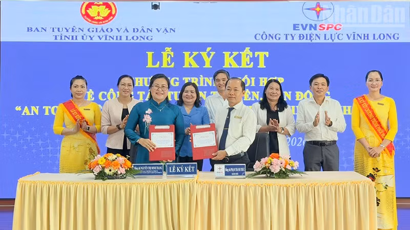 Quang cảnh Lễ ký kết. 