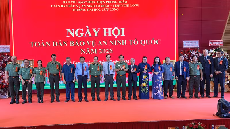 Ban Chỉ đạo “Thực hiện phong trào toàn dân bảo vệ an ninh Tổ quốc” tỉnh Vĩnh Long tri ân đại biểu tham gia ngày hội. 