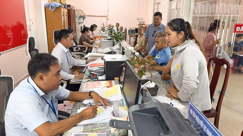 ndo_tr_anh-2-can-bo-trung-tam-phuc-vu-hanh-chinh-cong-xa-ham-giang-phuc-vu-nguoi-dan-lam-ho-so-thu-tuc.jpg