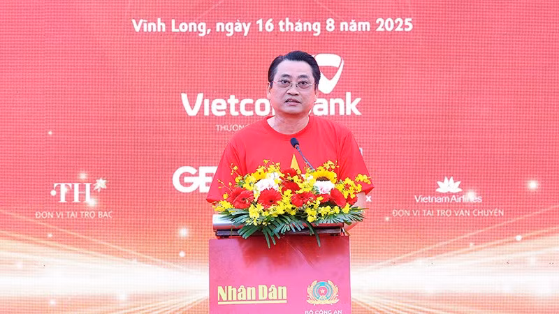 phat-bieu-cua-pct-ubnd-tinh-vinh-long.jpg