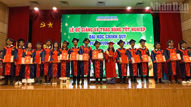 ndo_tr_anh-2-trao-bang-tot-nghiep.jpg