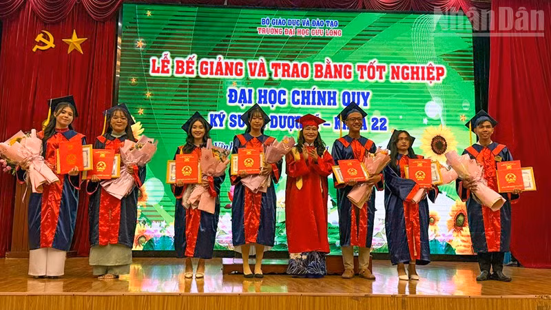 Nhà trường khen thưởng cho những sinh viên đạt tốt nghiệp loại xuất sắc. 