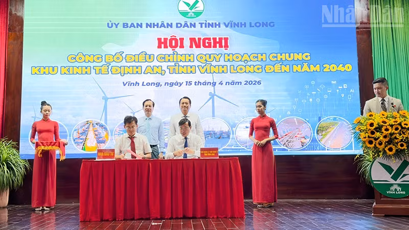 Quang cảnh ký kết với các doanh nghiệp. 