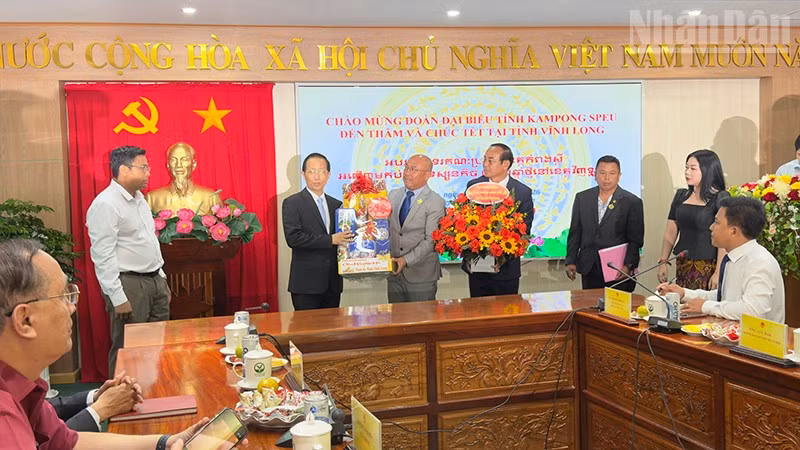 Đoàn đại biểu Kampong Speu trao quà chúc mừng Tết cổ truyền.