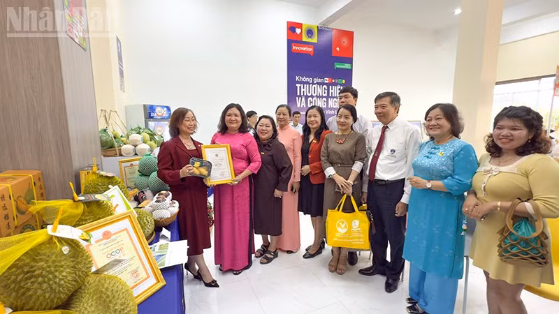 Lãnh đạo tỉnh Vĩnh Long tham quan các gian hàng trưng bày tại Không gian thương hiệu và công nghệ. 