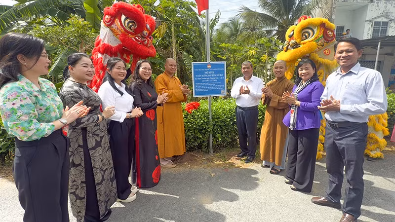 Khánh thành "Tuyến đường rợp bóng cờ bay". 