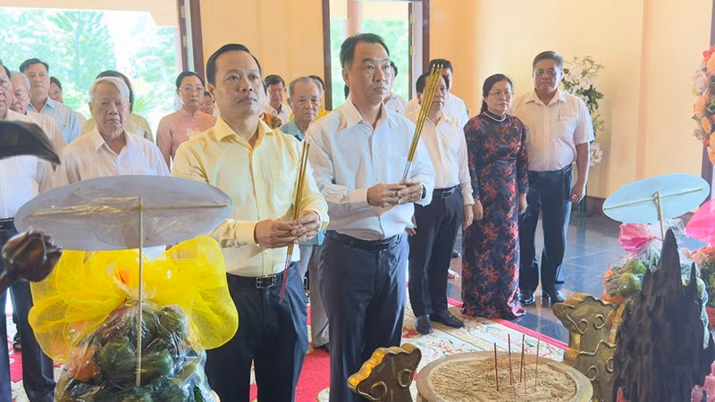 Bí thư Tỉnh ủy Vĩnh Long Trần Tiến Dũng và Chủ tịch Ủy ban nhân dân tỉnh Vĩnh Long Lữ Quang Ngời dâng hương kỷ niệm 17 năm ngày mất Thủ tướng Chính phủ Võ Văn Kiệt.
