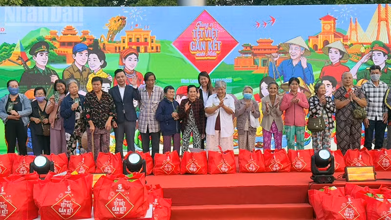 ndo_tl_anh-2-trao-qua.jpg