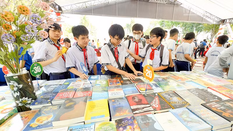Học sinh tham gia ngày sách. 