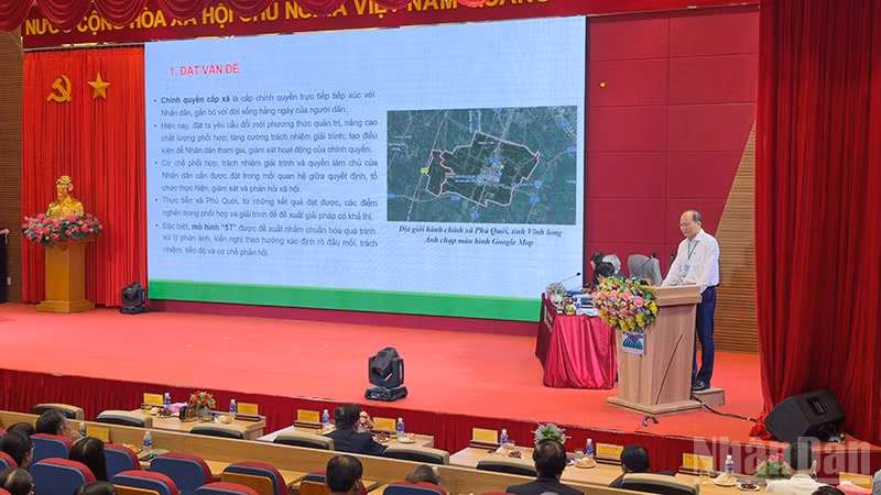 Đại biểu trình bày tham luận tại hội thảo. (Ảnh: BÁ DŨNG)