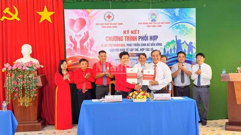 Hai bên thực hiện nghi thức ký kết hợp tác. (Ảnh: BÁ DŨNG)