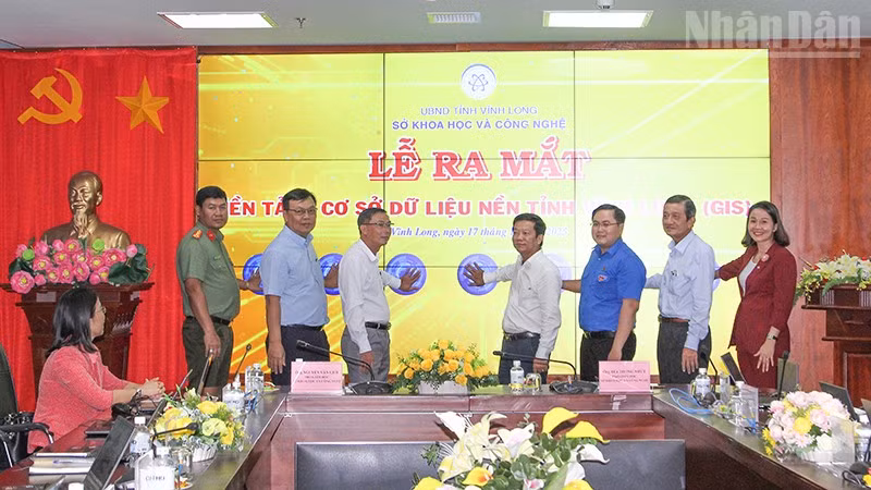 Lãnh đạo các sở, ban, ngành bấm nút ra mắt Nền tảng cơ sở dữ liệu nền GIS.