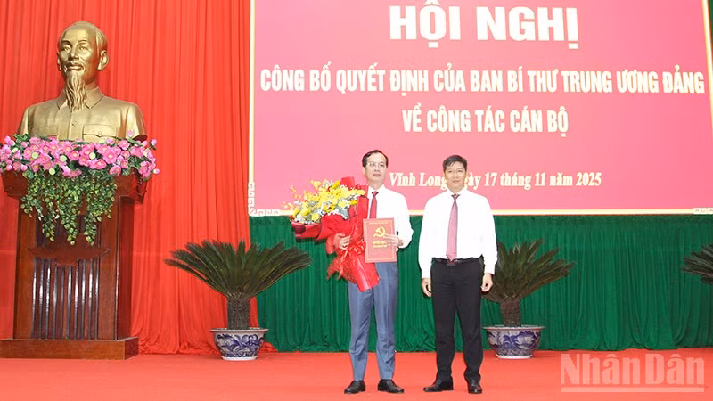 Phó trưởng Ban Tổ chức Trung ương trao Quyết định cho đồng chí Trần Trí Quang. 