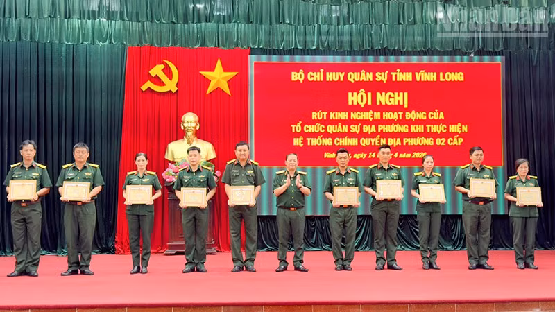 Thiếu tướng Trần Minh Trang, Chỉ huy trưởng Bộ Chỉ huy Quân sự tỉnh Vĩnh Long trao Giấy khen. 