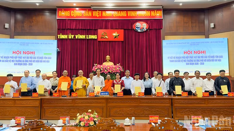 Lễ ký kết bảo vệ môi trường. 