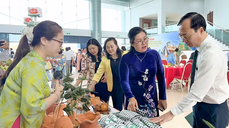 Lãnh đạo tỉnh tham quan các gian hàng trưng bày sản phẩm du lịch của Vĩnh Long. 