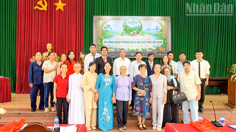 Hợp tác xã ra mắt Ban lãnh đạo và các thành viên. (Ảnh: BÁ DŨNG)