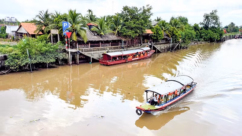 Du khách tham quan du lịch tại xã cù lao An Bình, tỉnh Vĩnh Long. (Ảnh: BÁ DŨNG)