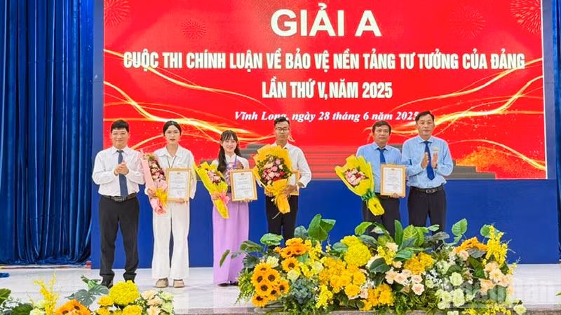 Ban tổ chức trao giải A cho các thí sinh. 