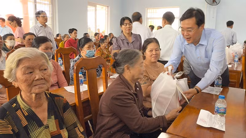 ndo_tl_anh-2-le-quoc-phong-trao-qua-cho-ho-ngheo.jpg
