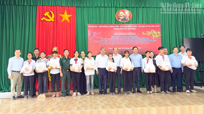 Trao quà Tết cho các em là con nuôi Đồn Biên phòng tỉnh Vĩnh Long.