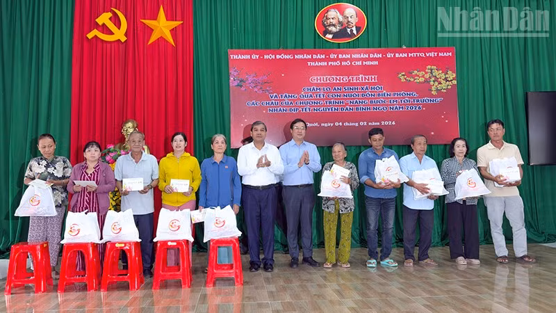 ndo_tr_anh-3-trao-qua-cho-ba-con.jpg