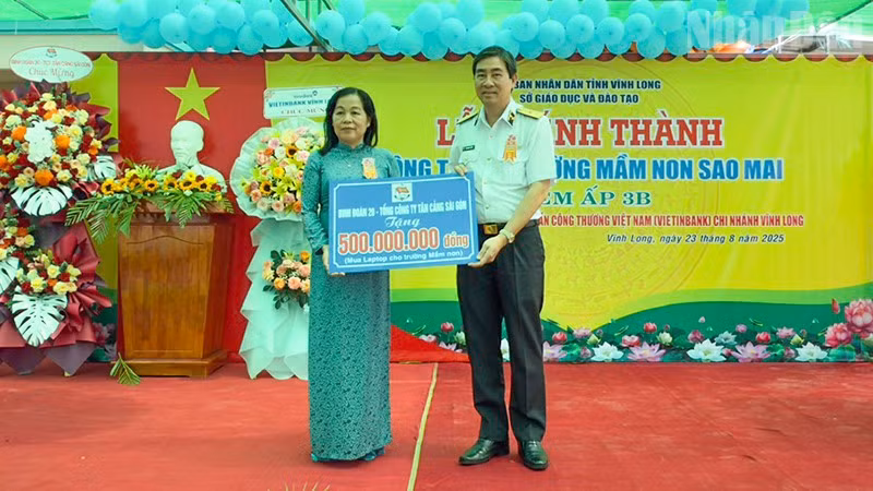 ndo_tr_anh-4-thieu-tuong-trao-500-trieu-dong.jpg