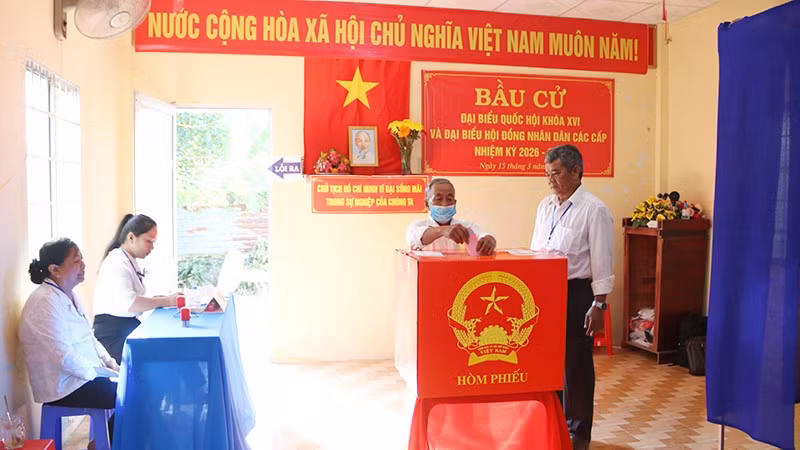 Cử tri người dân tộc Khmer, ấp Hòa Lạc A, bỏ phiếu bầu tại Khu vực bỏ phiếu số 20, xã Song Lộc, tỉnh Vĩnh Long. 
