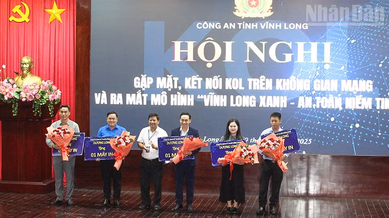 ndo_tr_anh-3-trao-tang-may-in.jpg