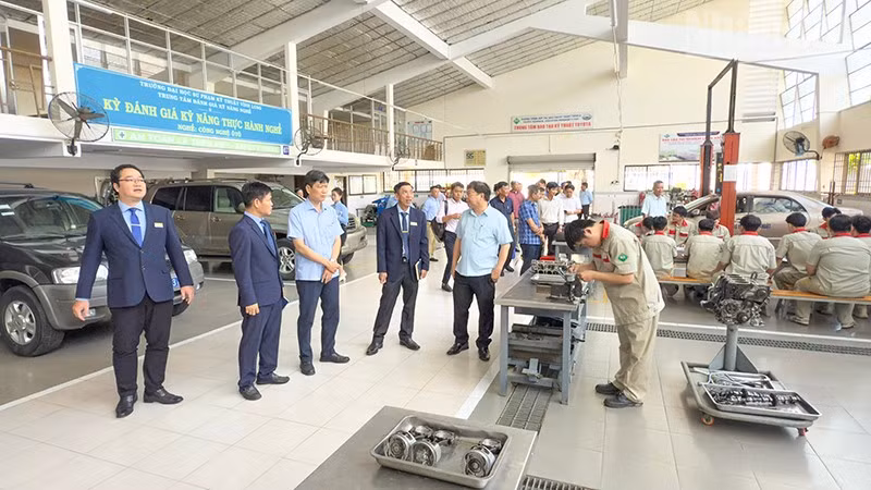 ndo_tr_anh-3-tham-quan-xuong-co-khi.jpg