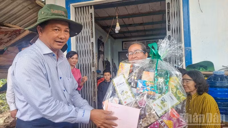 Bí thư Tỉnh ủy Vĩnh Long Trần Văn Lâu trao quà cho người dân vùng sạt lở cồn Thanh Long. 