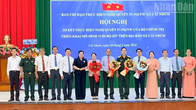 Lãnh đạo Ban Tuyên giáo và Dân vận Tỉnh ủy Vĩnh Long đánh giá cao xây dựng Chi bộ số ở Cái Nhum. 
