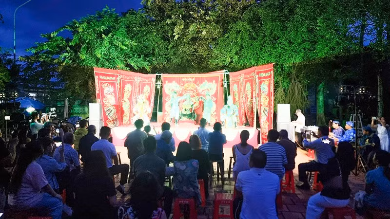 anh-6-nghe-nhan-uu-tu-vu-linh-tam-cung-nguoi-than-trong-gia-dinh-bieu-dien-hat-boi-cho-khach-du-lich.jpg