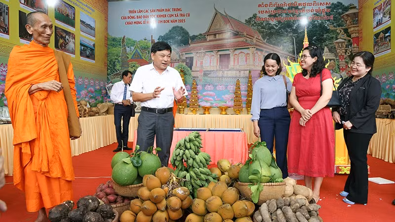 anh-2-trung-bay-san-pham-dac-trung-nguoi-dan-toc-khmer.jpg