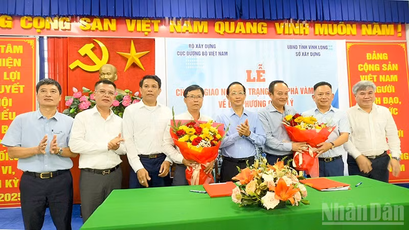 Lễ bàn giao. 