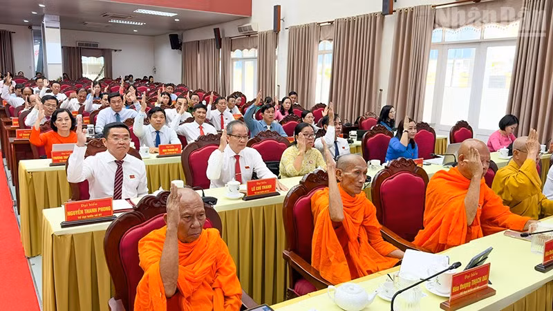 Đại biểu biểu quyết thông qua Nghị quyết. 