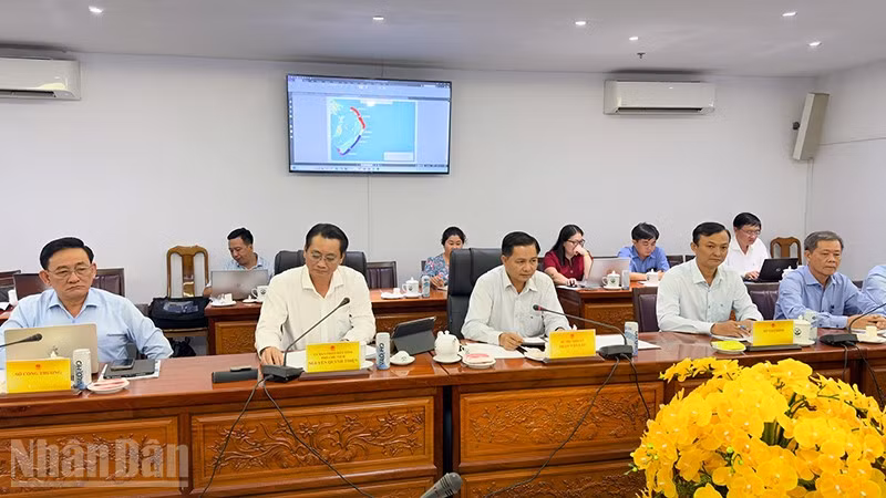 Lãnh đạo tỉnh Vĩnh Long phát biểu tại buổi làm việc. 